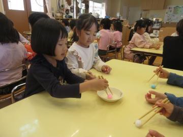 写真：4歳児　お箸の練習