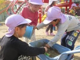 写真：4歳児　砂遊び