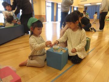 写真：4歳児　年下と遊ぶ1