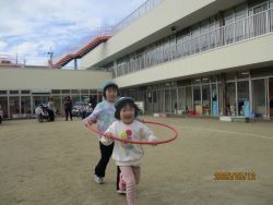 異年齢で遊ぶ写真