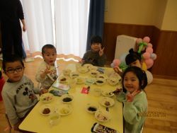 異年齢で給食を食べる写真