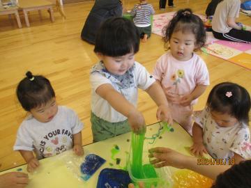 写真：1歳児　スライム遊び