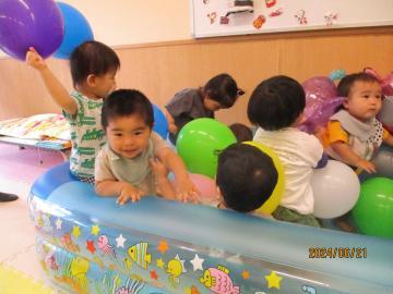 写真：1歳児　たくさんの風船が入ったプール