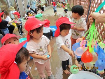 写真：1歳児　水風船遊び