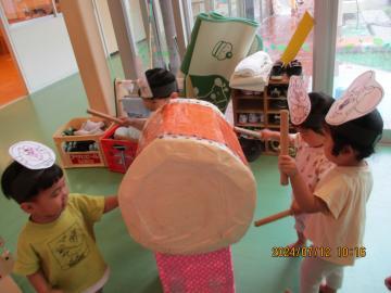 写真：1歳児　太鼓遊び