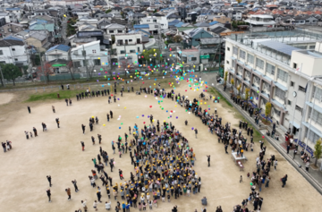 写真:風船とばししている姿ドローンで撮影