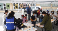 写真：「小学生向け砂糖クイズ」「食品に含まれる砂糖の量のモデル展示（菓子・ジュース・酒類）」をしました。