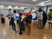 写真：南山本小学校区まちづくり協議会主催ヘッジホッグクラブにて就学後の育児相談や保護者の方の健康相談