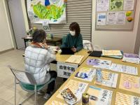 写真：健康ブースを利用する市民