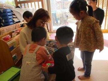 写真：1歳児年齢交流3