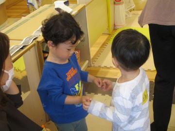 写真：1歳児年齢交流1