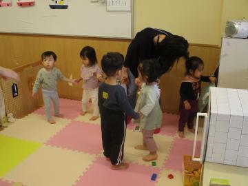 写真：1歳児年齢交流2