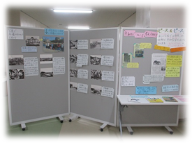 写真やコメントを展示している様子の写真