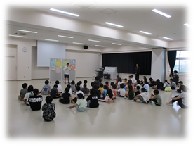 平和集会で各学年の代表者が学んだことを発表している様子の写真
