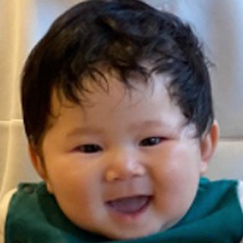 写真：赤ちゃん　がく