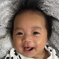写真：赤ちゃん　おうぎ