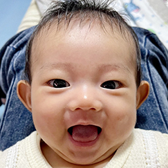 写真：赤ちゃん　あお