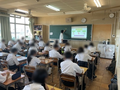 教室で睡眠学習の板書を見る生徒の写真
