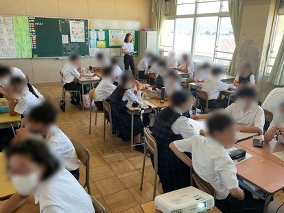 睡眠学習の話を聞く生徒の写真