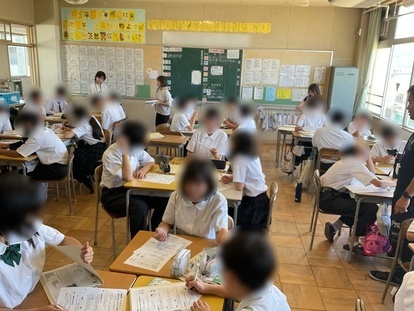 睡眠学習について話をする生徒の写真