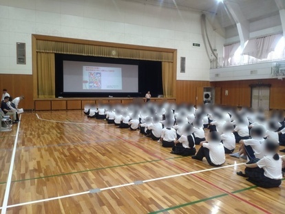 話を聞く生徒を後ろから全体を撮影した写真