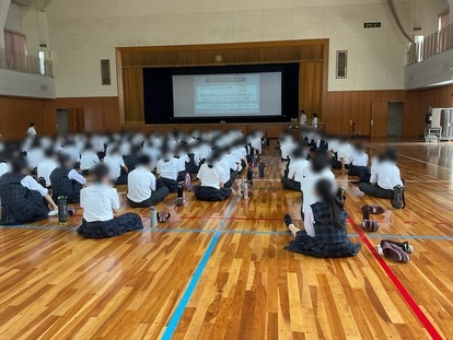 LGBTQ講話を聞く生徒を後ろから撮った写真
