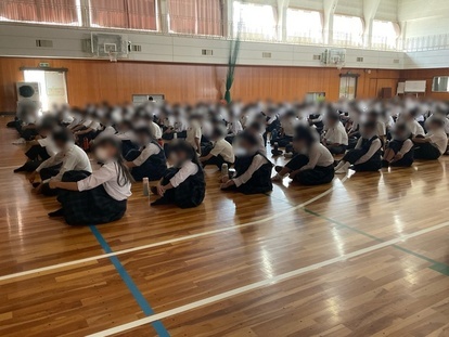 LGBTQ講話を聞く生徒を横から撮った写真