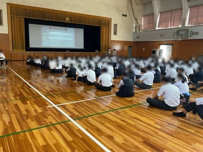 LGBTQ講話を聞く生徒を斜め後ろから撮った写真