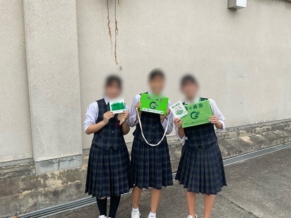 生徒3人が緑の羽募金活動をしている写真