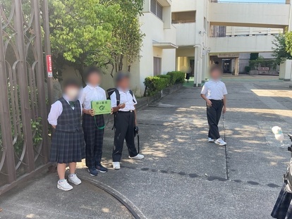 募金を呼び掛ける生徒の写真