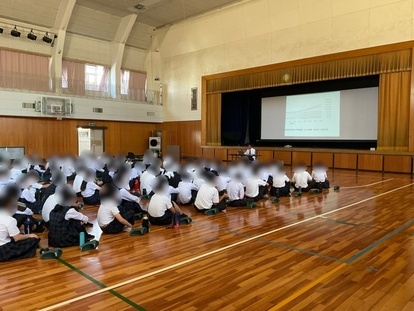 スクリーンを見る生徒の写真