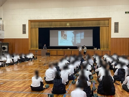 ジャック先生の話を聞く生徒の写真1