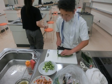 きゅうりを切っている写真