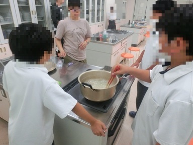 そうめんをゆでている写真1