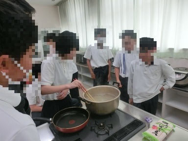 そうめんをゆでている写真2