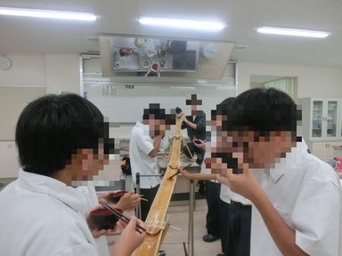 流しそうめんを食べている写真1
