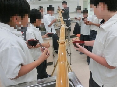 流しそうめんを食べている写真2