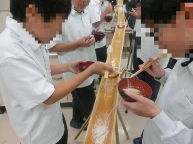流しそうめんを食べている写真3