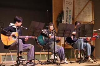 写真：アコースティックギターの演奏