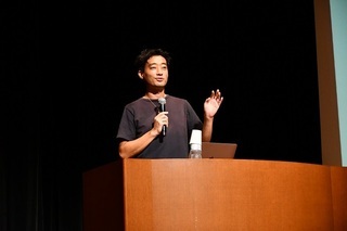写真：講演する今井紀明さん