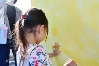 写真：手のひらアートのワークショップを楽しむ女の子