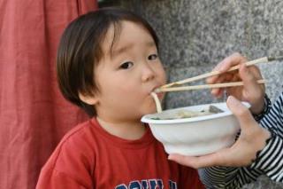 写真：うどんを食べるこども