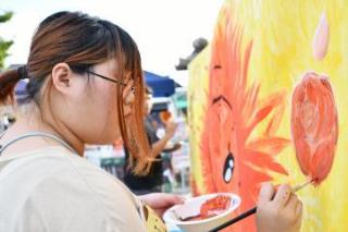 写真：ライブペインとをする女性