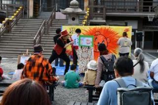 写真：ライブペインティングと紙芝居の様子