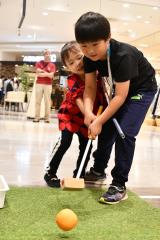 写真：縁日を楽しむ兄弟