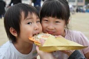写真：たませんを食べる兄弟