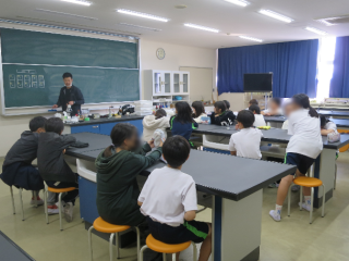 写真：理科室での中学校体験の様子