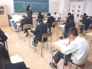 写真：教室での期末テストの様子