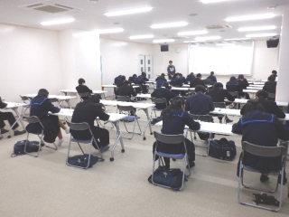 写真：特別教室での期末テストの様子