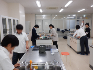 写真：考える会で調理実習の様子1